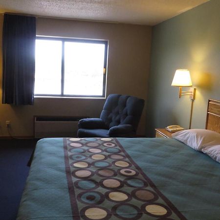 Super 8 By Wyndham Macomb Motel Luaran gambar