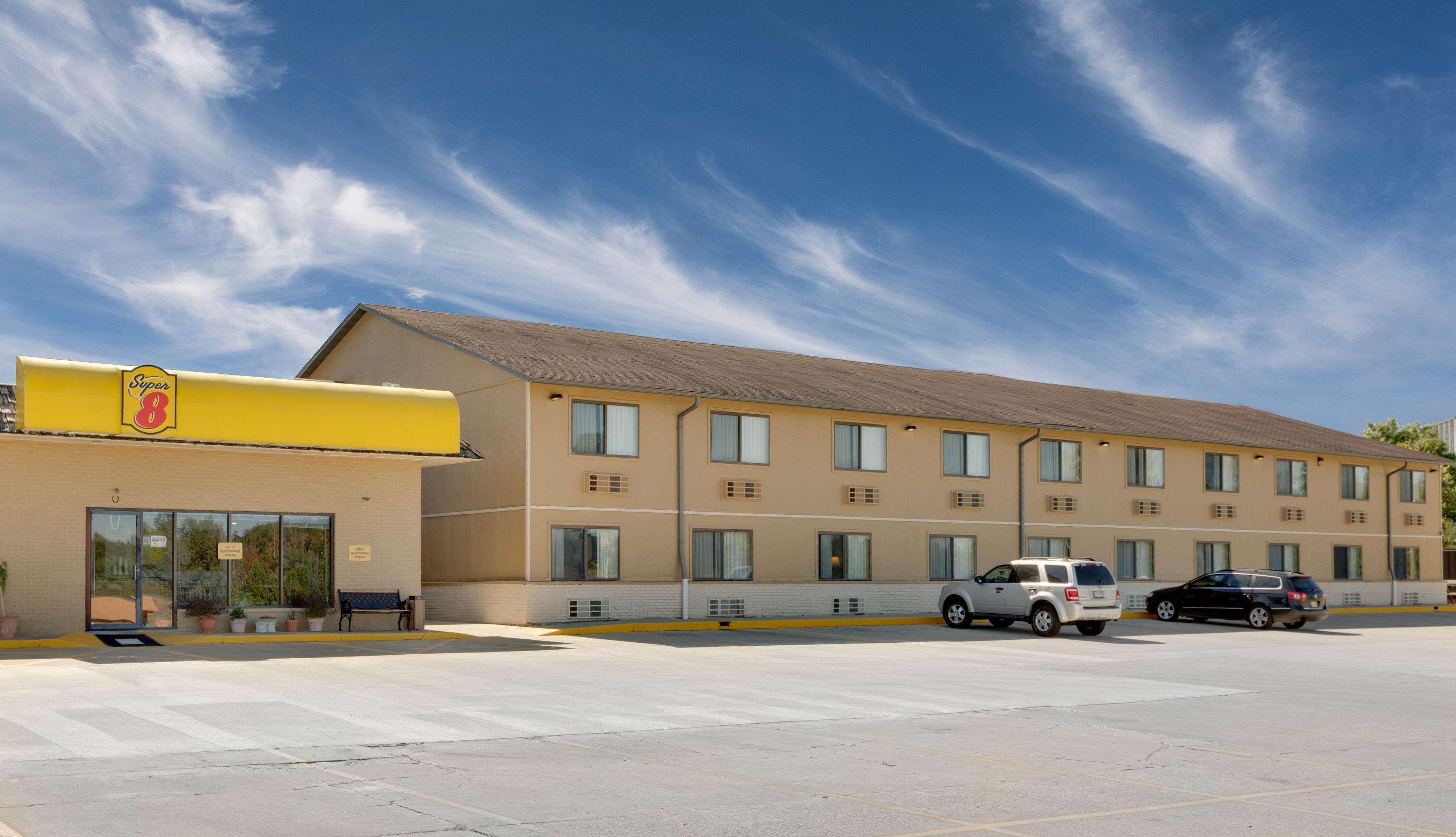 Super 8 By Wyndham Macomb Motel Luaran gambar