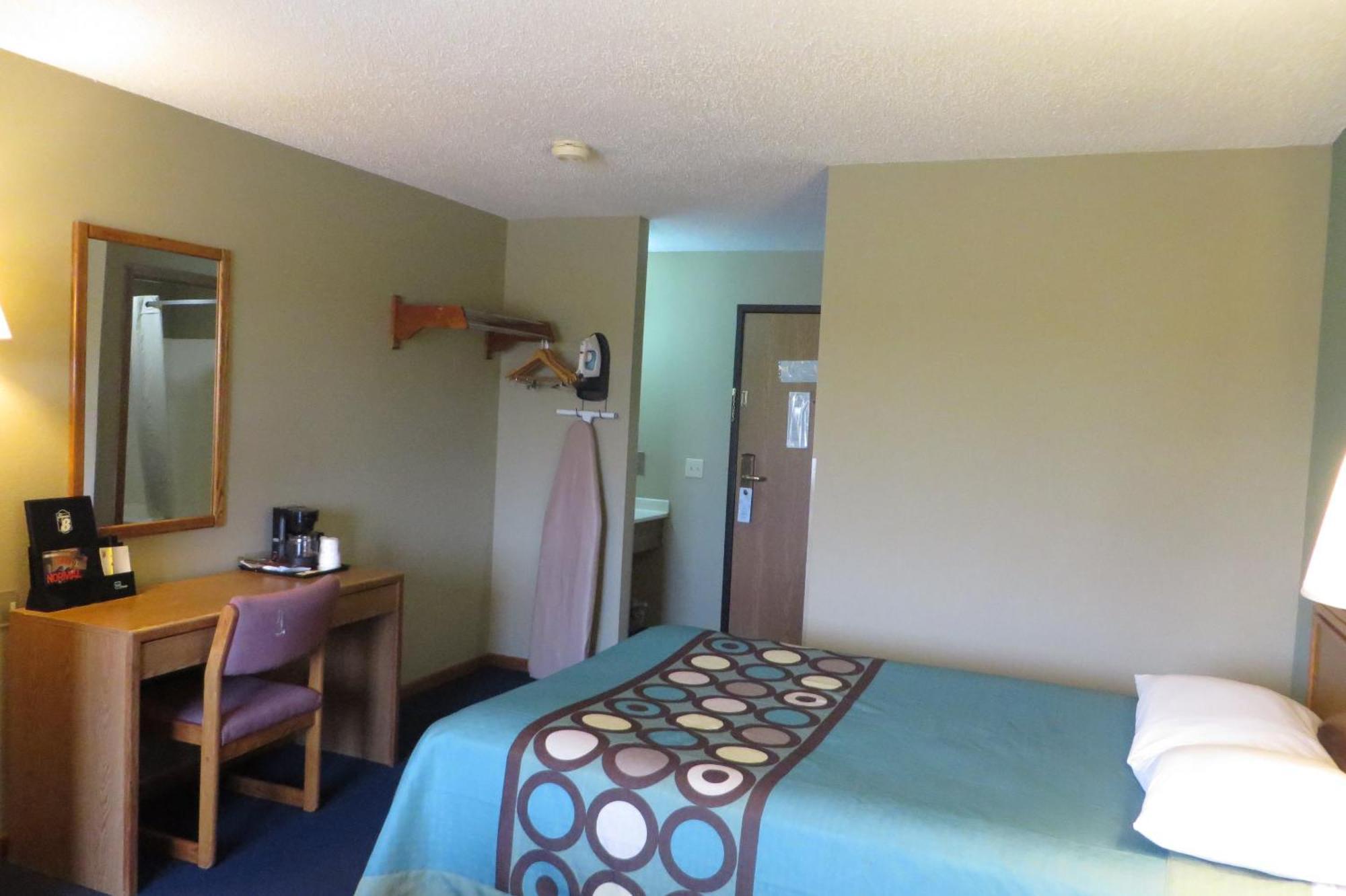 Super 8 By Wyndham Macomb Motel Luaran gambar