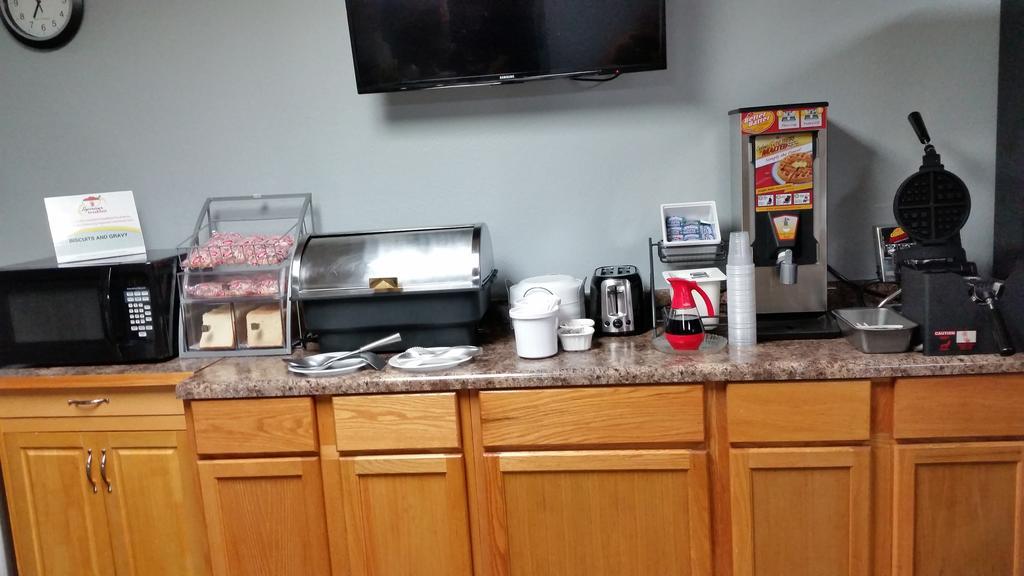 Super 8 By Wyndham Macomb Motel Luaran gambar