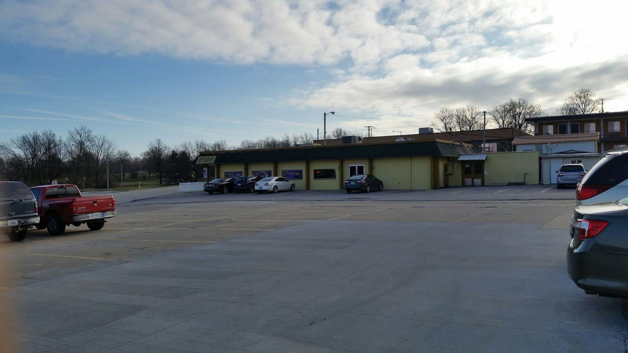Super 8 By Wyndham Macomb Motel Luaran gambar