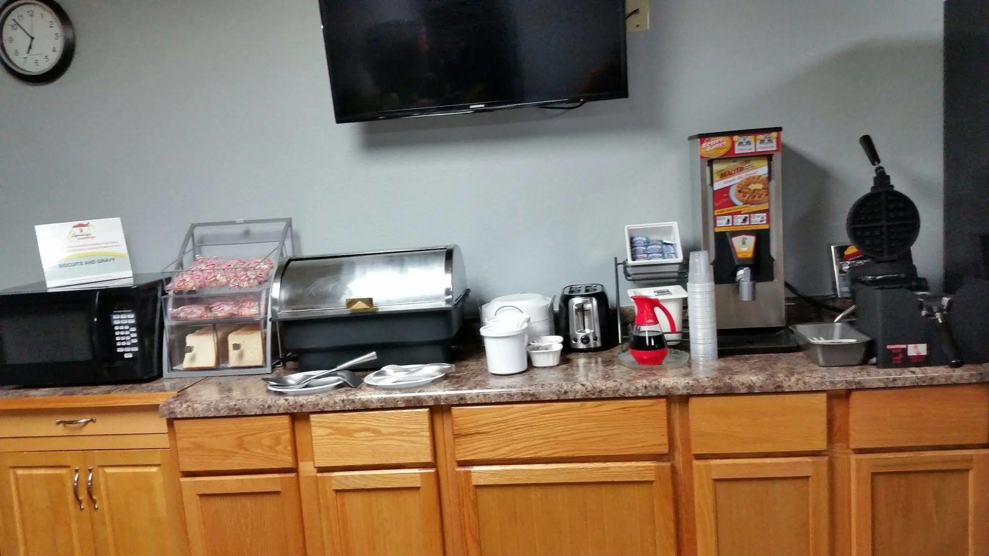 Super 8 By Wyndham Macomb Motel Luaran gambar