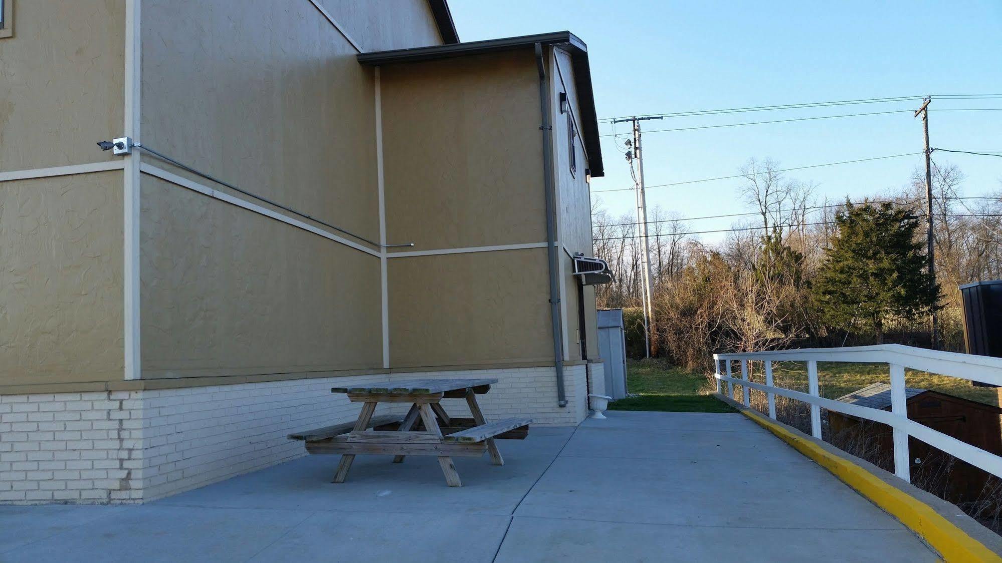 Super 8 By Wyndham Macomb Motel Luaran gambar