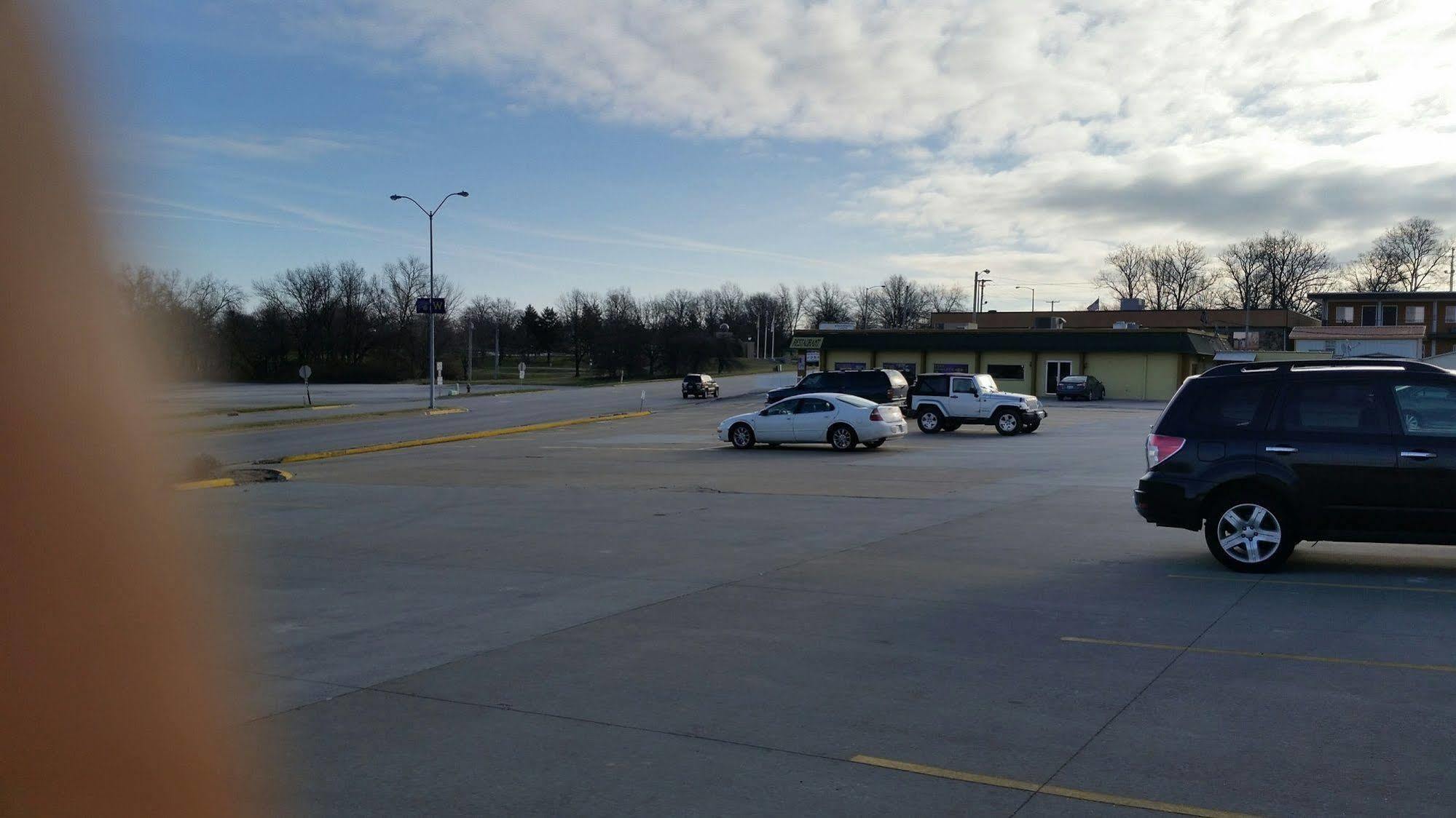 Super 8 By Wyndham Macomb Motel Luaran gambar